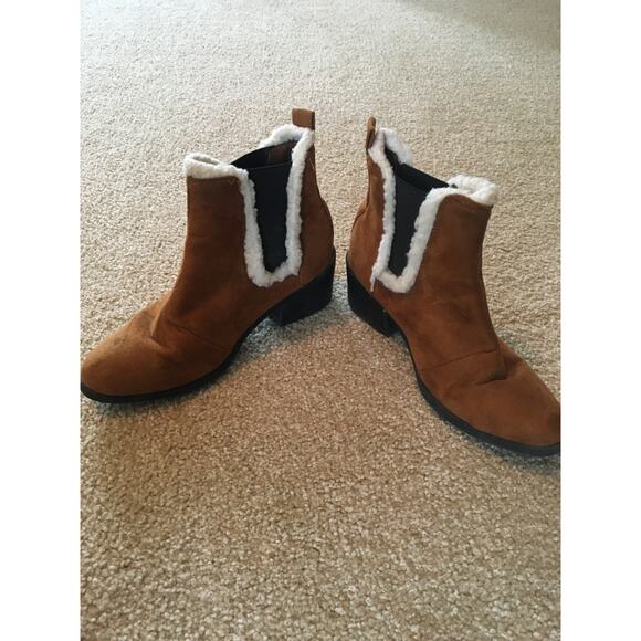 Warm and Cute Modern Rush Size 7 Pull On Bootie With 2' heel - Picture 3 of 6